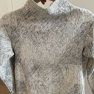 Theory Textured Turtleneck Sweater in Size S